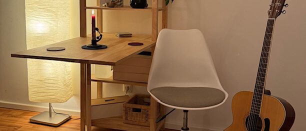 IMG_4867 Stuhl mit Gitarre